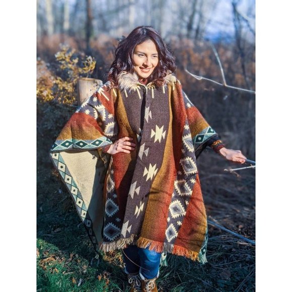 Alpaca Poncho Granite Grey Geometrical Pattern - Native Design - Tribal Hooded - Picture 4 of 5